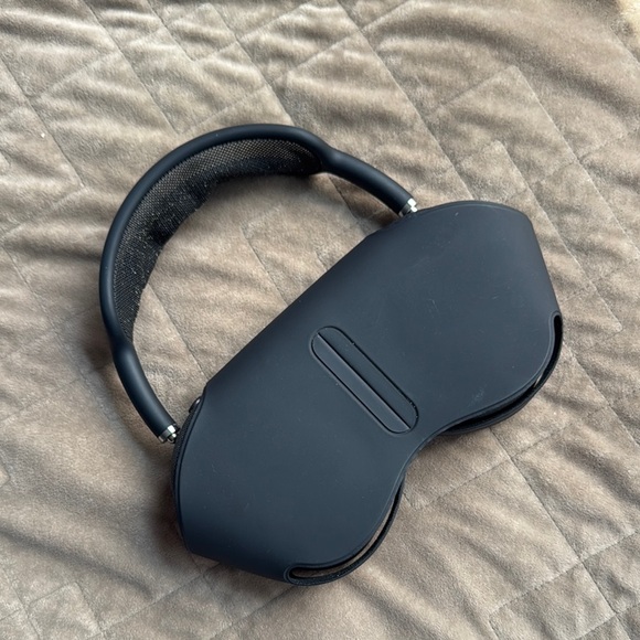 Black Apple AirPods Max - Picture 4 of 7